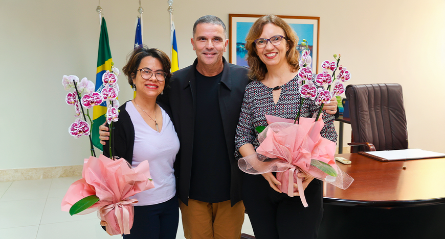 Diretor-geral do TRE-SE homenageia servidoras