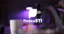 Imagem de divulgação do podcast PodcaSTI. Ao centro, aparece o logotipo branco formado por uma l...