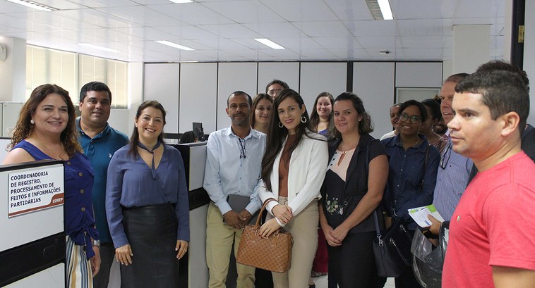 Alunos da Faculdade Estácio de Sá de Sergipe visitam o TRE-SE Clip Eles participaram de palestra e conheceram a estrutura do Tribunal, a exemplo, o Plenário Fernan...