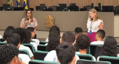 Os estudantes acompanharam uma palestra do Projeto Eleitora e Eleitor do Futuro, visitaram o Cen...