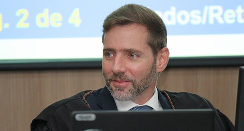 Durante a sessão plenária desta quinta-feira (19), ocorreu, no plenário do Tribunal Regional Ele...