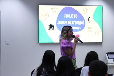 Iniciativa da EJESE capacita jovens para compreenderem o valor da democracia e do voto como ferr...