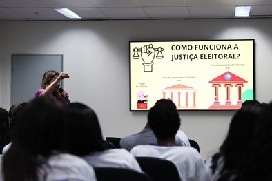 Iniciativa da EJESE capacita jovens para compreenderem o valor da democracia e do voto como ferr...