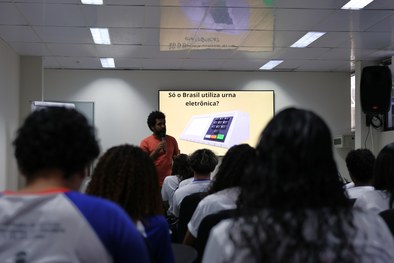 Iniciativa da EJESE capacita jovens para compreenderem o valor da democracia e do voto como ferr...