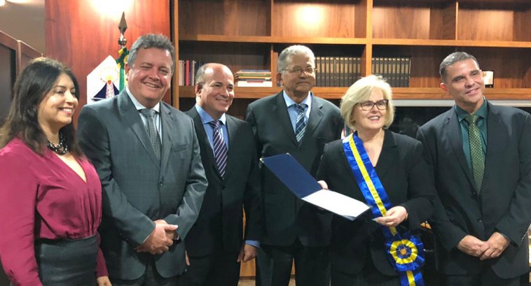 Des. José dos Anjos condecora presidente do TSE, ministra 
Rosa Weber