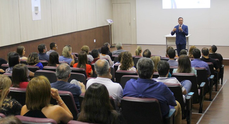 TRE-SE Palestra “Autoconhecer para melhor servir” Palestra “Autoconhecer para melhor servir” foi realizada no TRE-SE