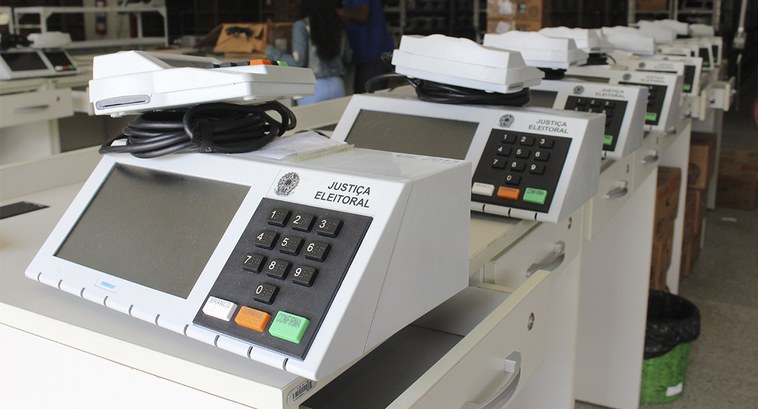 TRE-SE prepara urnas para eleição dos Conselhos Tutelares Serão disponibilizadas 1.227 urnas eletrônicas, sendo 807 na recepção de votos e 420 equipamento...