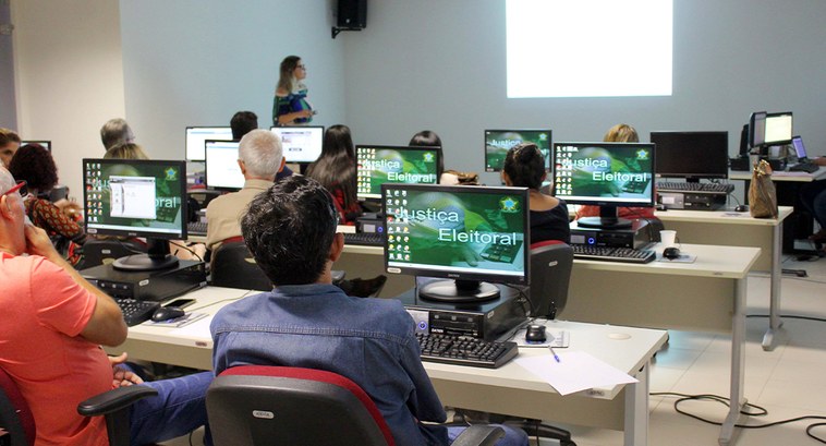 Treinamento do PJe para servidores das ZEs de Aracaju A capacitação é ministrada por Camila Brasil, servidora da corregedoria e presidente do Grupo de...