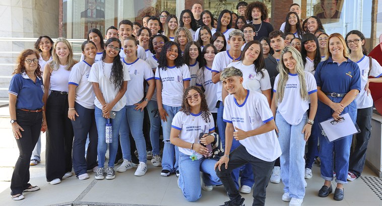 Alunas(os) do Atheneu visitam TRE-SE e conhecem o projeto Jovem Eleitora e Eleitor Alunas(os) do Atheneu visitam TRE-SE e conhecem o projeto Jovem Eleitora e Eleitor