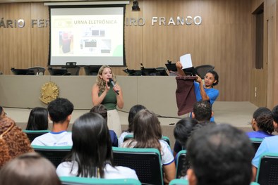 Mais de 40 alunos do centro de excelência Deputado Joaldo Vieira Barbosa