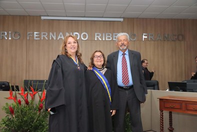 Desa. Elvira assinando o termo de posse