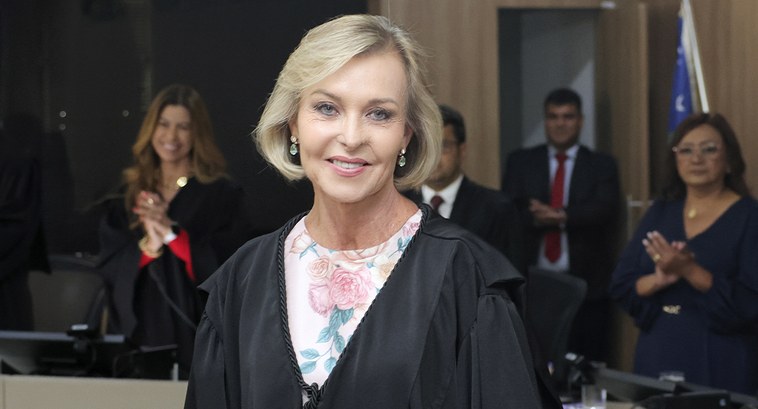 Brígida Declerk Fink toma posse como juíza titular no TRE-SE Com vasta experiência na Justiça Eleitoral, magistrada assume mandato até 2027 e é indicada para...
