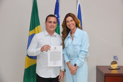 O coordenador de estratégia e Governaça do TRE-SE, recepcionou os novos servidores