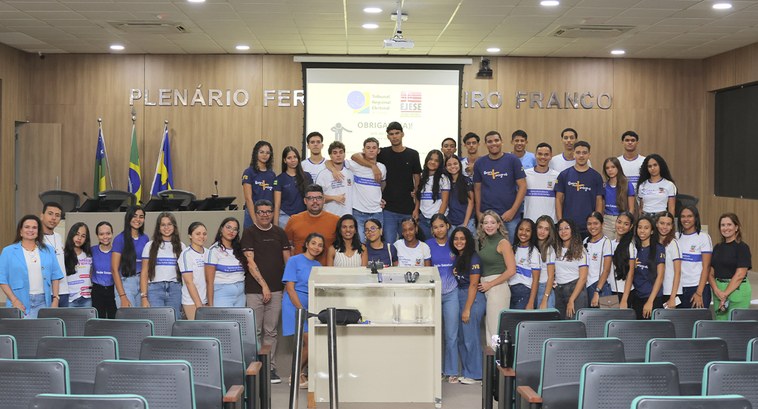 Mais de 40 alunos do centro de excelência Deputado Joaldo Vieira Barbosa