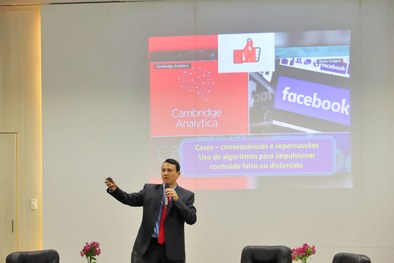 Aproximadamente 100 pessoas participaram presencialmente. O evento foi transmitido, ao vivo, pel...