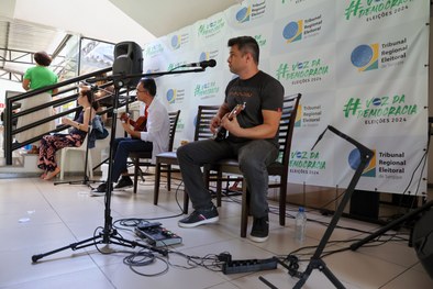 Aproximadamente 100 pessoas participaram presencialmente. O evento foi transmitido, ao vivo, pel...
