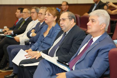 Aproximadamente 100 pessoas participaram presencialmente. O evento foi transmitido, ao vivo, pel...