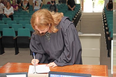 Corregedora regional eleitoral Desa. Ana Lúcia dos Anjos e presidente em exercício Desa. Elvira ...