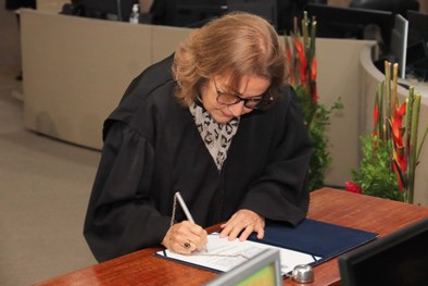 Desa. Elvira assinando o termo de posse