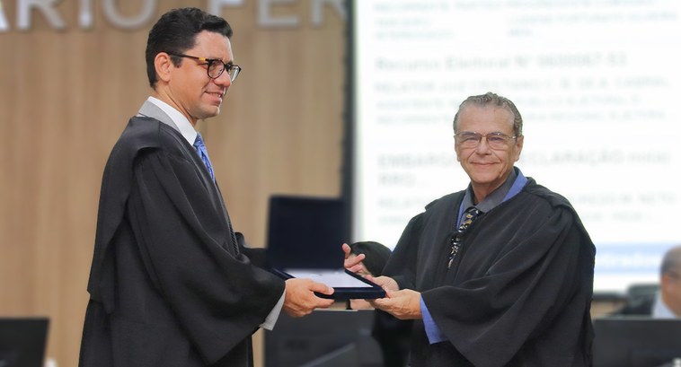 Despedida marcante na Corte Eleitoral Juiz Edmilson da Silva Pimenta é homenageado em sessão plenária