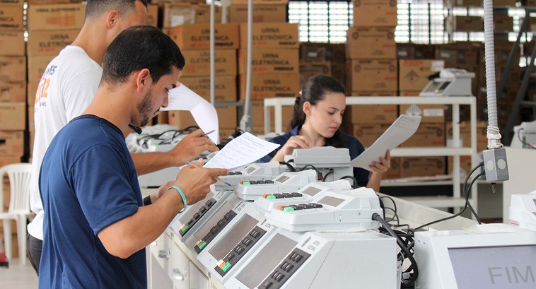 Eleições 2024: TRE inicia testagem de urnas. O processo simula uma eleição municipal e tem por objetivo identificar e sanar possíveis falhas ...