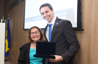 A despedida ocorreu durante a sessão plenária e contou também com a entrega da placa ao jurista ...