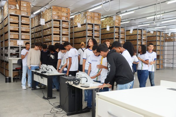 Estudantes do Centro de Excelência de Educação Profissional José Figueiredo Barreto visitam o TRE-SE