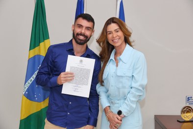 O coordenador de estratégia e Governaça do TRE-SE, recepcionou os novos servidores