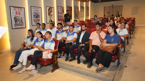 Jovens do IPAESE participaram de visita mediada e acompanharam apresentação da Companhia de Danç...