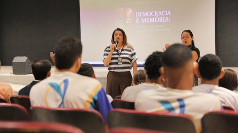 Jovens do IPAESE participaram de visita mediada e acompanharam apresentação da Companhia de Danç...