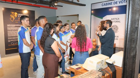 Jovens do IPAESE participaram de visita mediada e acompanharam apresentação da Companhia de Danç...