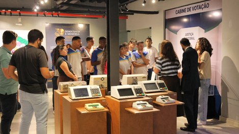 Jovens do IPAESE participaram de visita mediada e acompanharam apresentação da Companhia de Danç...