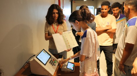 Jovens do IPAESE participaram de visita mediada e acompanharam apresentação da Companhia de Danç...