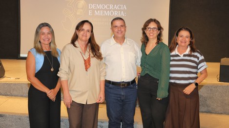 Jovens do IPAESE participaram de visita mediada e acompanharam apresentação da Companhia de Danç...