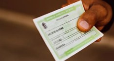 Eleitor pode solicitar 1ª e 2ª vias do título de maneira gratuita. O pagamento de multas e a emi...