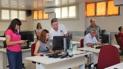 Foram preparadas 13.803 mídias. O material será utilizado para inseminar as 6.580 urnas de seção...