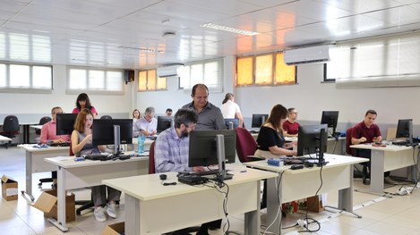 Foram preparadas 13.803 mídias. O material será utilizado para inseminar as 6.580 urnas de seção...