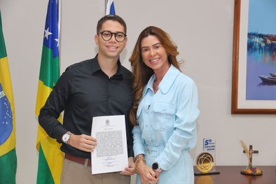 O coordenador de estratégia e Governaça do TRE-SE, recepcionou os novos servidores