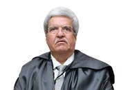 Foto de busto colorida do Juiz Ouvidor Cristiano José Macêdo Costa usando toga, cabelos brancos ...
