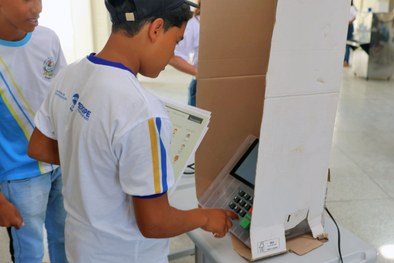 Ação itinerante com atendimento biométrico e educação eleitoral focou nas comunidades Xokó e Qui...