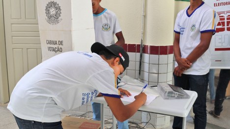 Ação itinerante com atendimento biométrico e educação eleitoral focou nas comunidades Xokó e Qui...