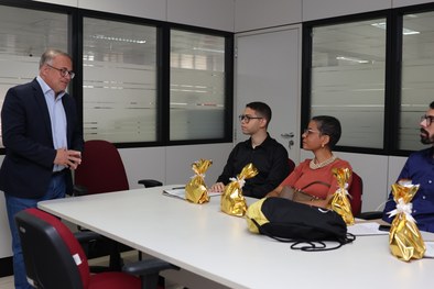 O coordenador de estratégia e Governaça do TRE-SE, recepcionou os novos servidores