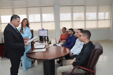 O coordenador de estratégia e Governaça do TRE-SE, recepcionou os novos servidores