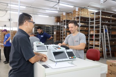 Preparação das urnas que serão utilizadas nas eleições do Conselho Tutelar