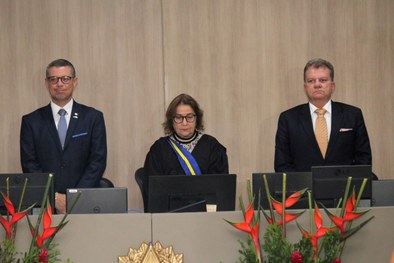 Desa. Elvira assinando o termo de posse