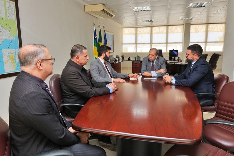 Presidente do TRE-SE recebe observadores eleitorais