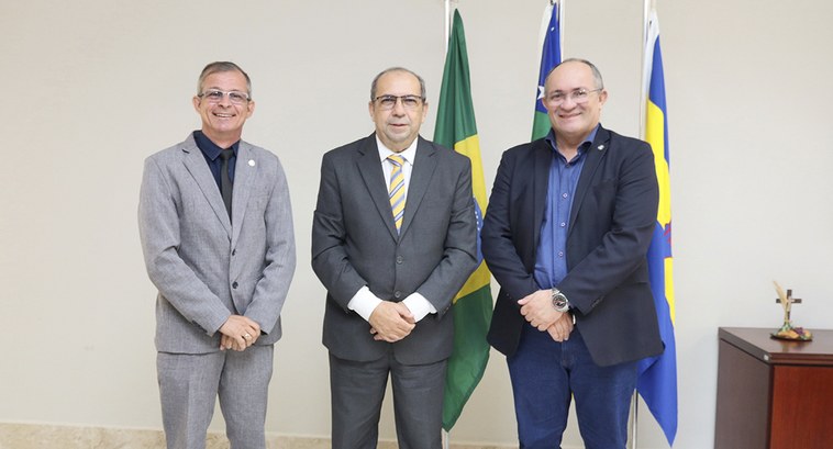 Presidente do TRE-SE recebe representantes do CRC-SE A reunião fez parte da agenda oficial do presidente