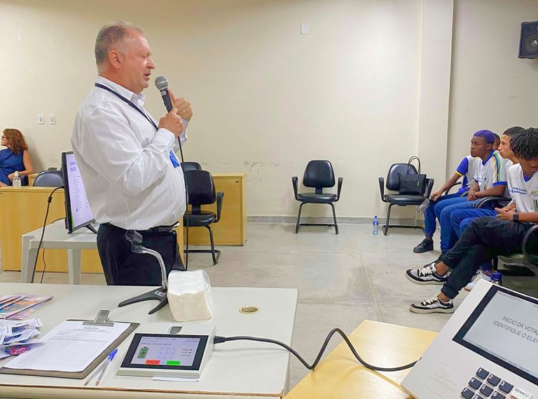 Os jovens participaram de palestras e vivenciaram, na prática, o funcionamento da urna eletrônica