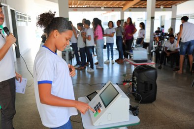 Projeto Eleitora e Eleitor do Futuro mobiliza estudantes da Barra dos Coqueiros