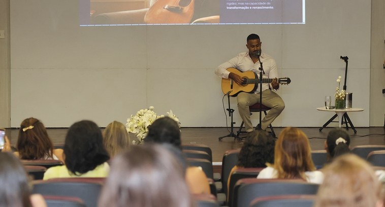 Palestra sobre saúde mental no climatério, atividade física e momento cultural marcaram a celebr...